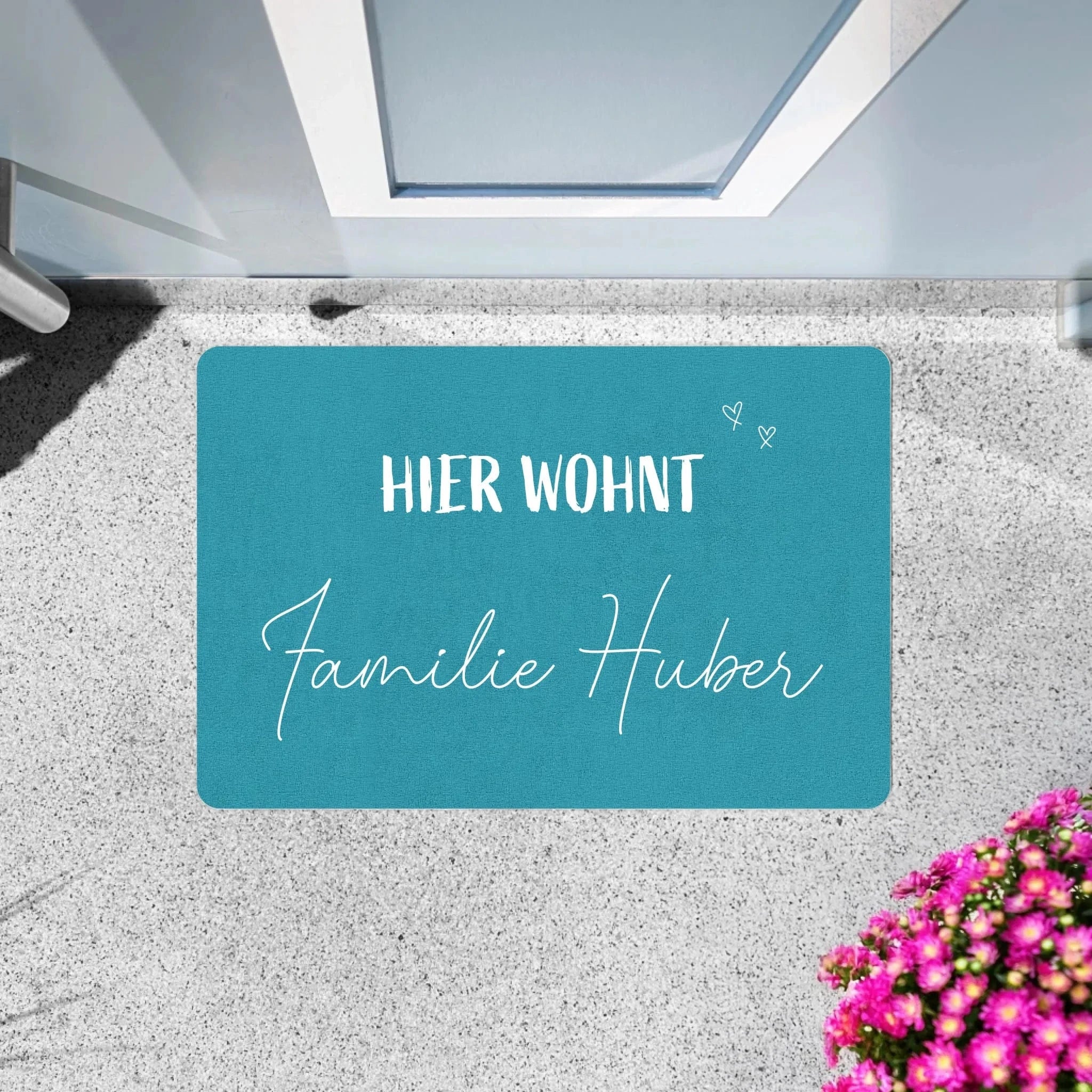 Fußmatte "Hier wohnt" - Fußmatte Fußmatte / weiß / 60 x 40 cm von Schmidt Digitaldruck GmbH